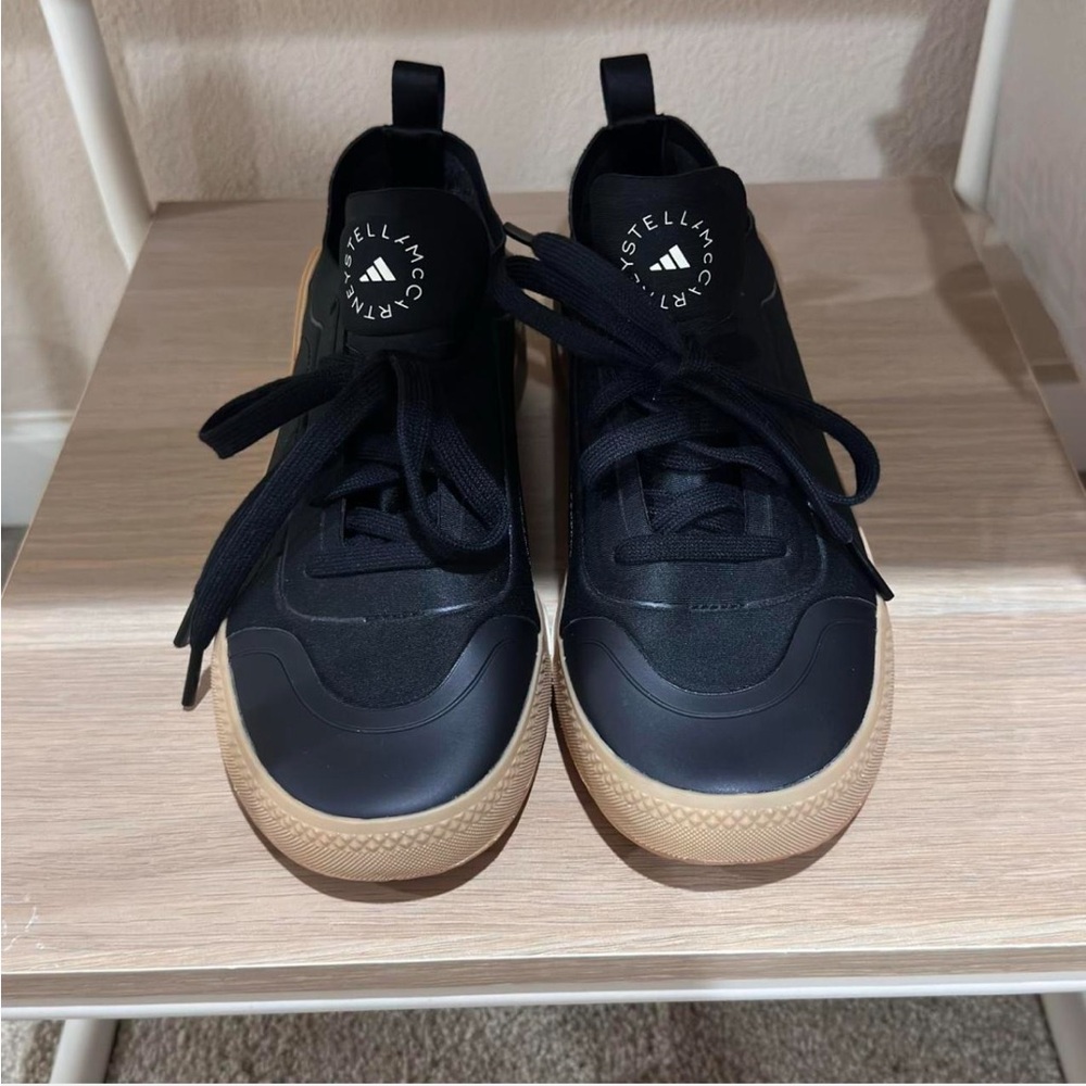 STELLA MCCARTNEY. New without tags.Black Sneakers with Tan Soles. Size 6